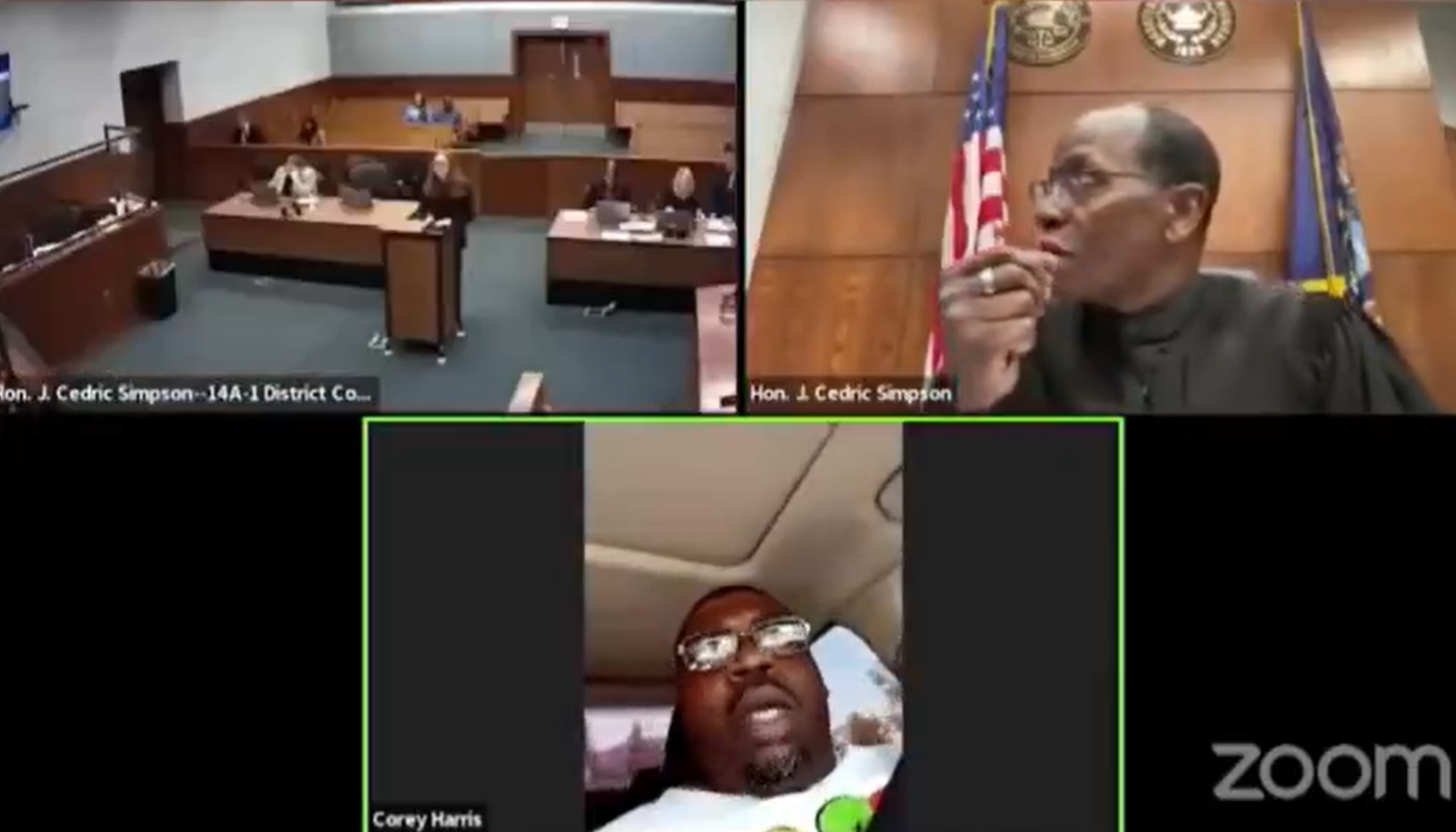 美國密歇根州一名44歲男子哈里斯（Corey Harris）去年10月駕駛執照被吊銷，他本月用視像平台Zoom出席涉案網上聆訊時，竟然一邊開車一邊「出席」