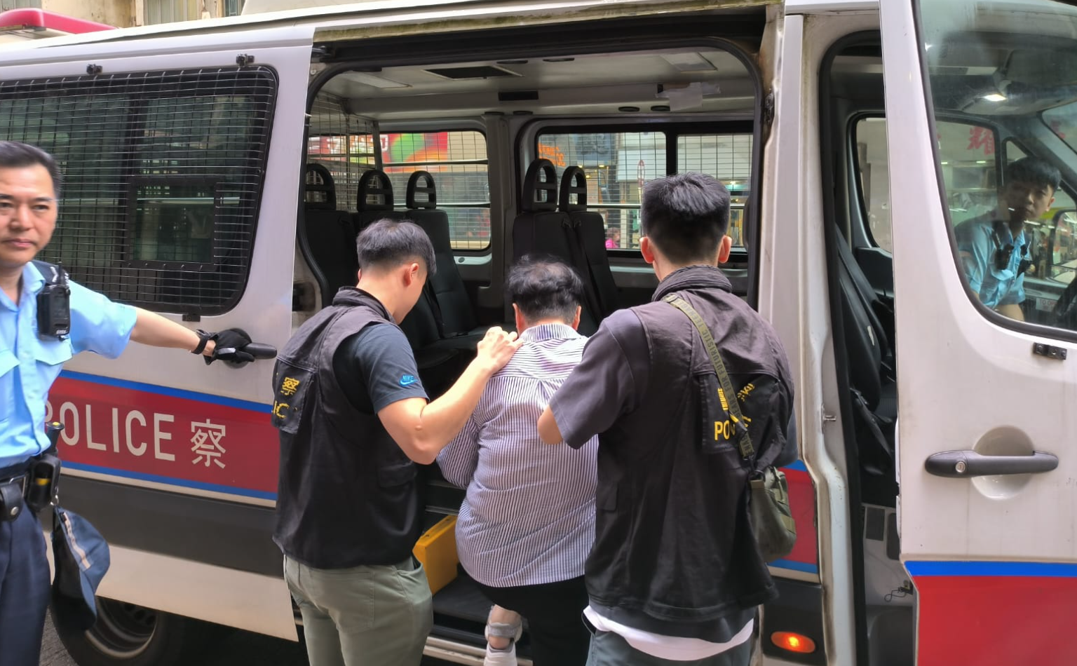 警方派出人員喬裝顧客到青山道一單位部署，並拘捕一名71歲本地女子，涉嫌「未經註冊而以牙醫身分執業」及「非法管有第一部毒藥」。(警方圖片)