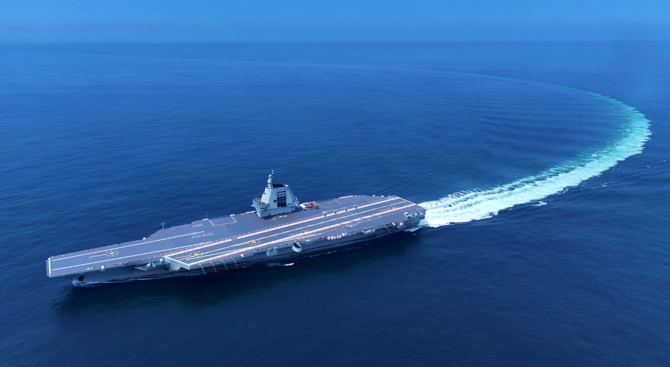 中國第三艘航空母艦福建艦完成為期8天的首次航行試驗任務。(新華社)