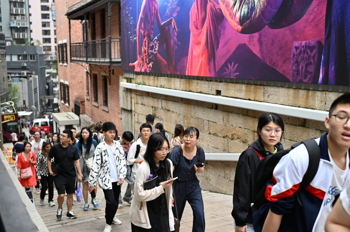 內地再開放多8個城市赴港澳自由行，協助港府提振經濟。(中通社)