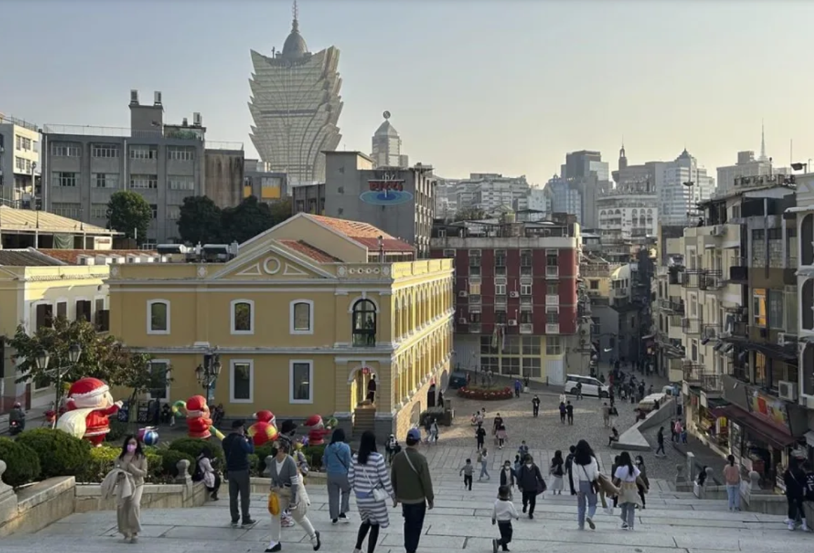 澳門今年度繼續實施現金分享計劃，7月起向每名永久居民發放一萬澳門元，非永久居民每人有6,000澳門元，預計74.8萬人受益。（美聯社資料圖片）