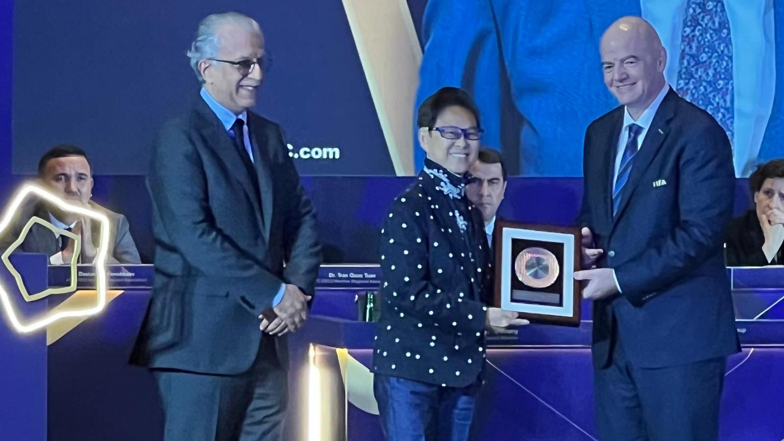 陳瑤琴女兒代為領獎。(香港足總提供圖片)