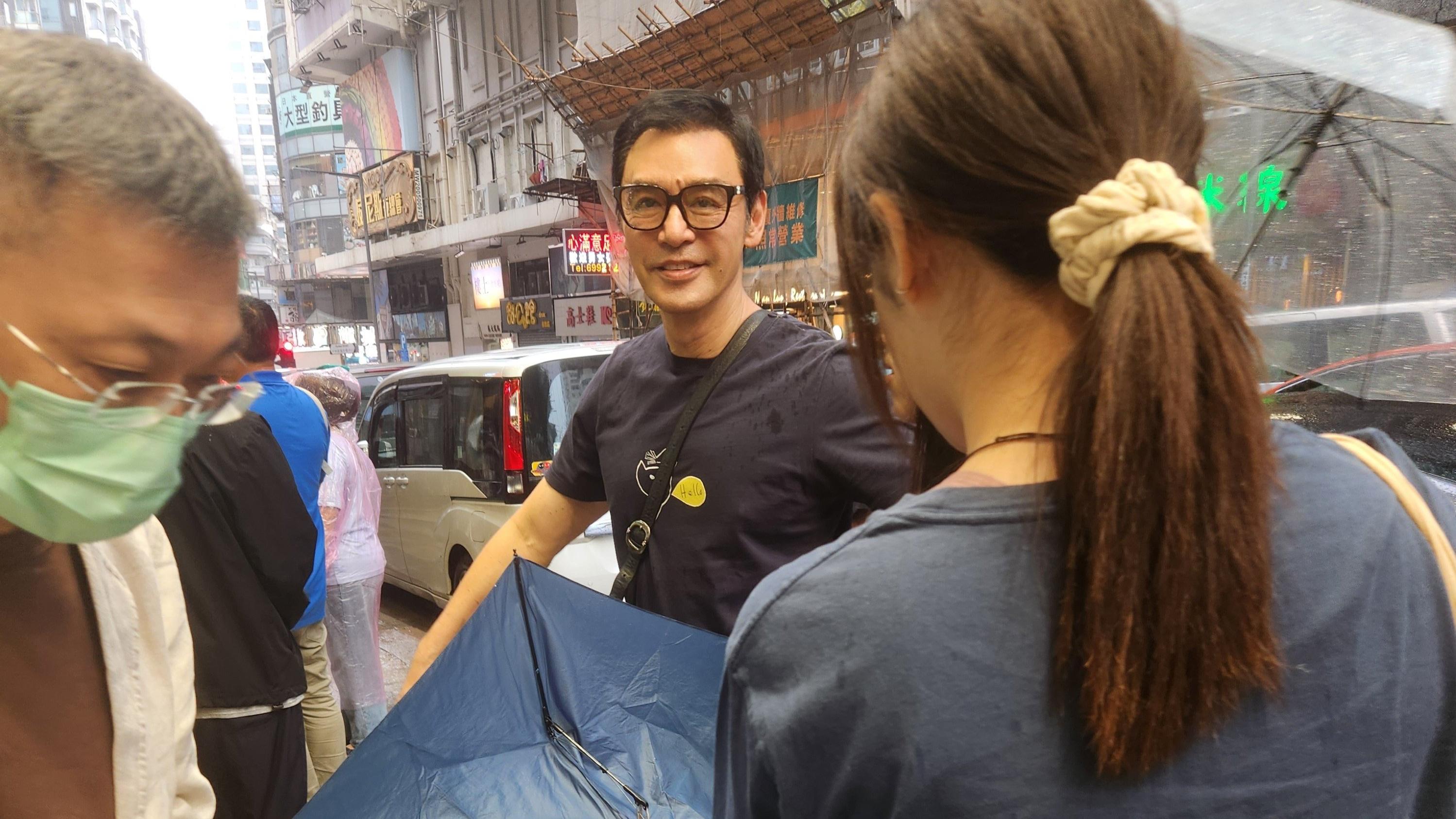 鍾鎮濤被指打尖食澳牛 網民︰人哋都70幾歲唔排得咁耐