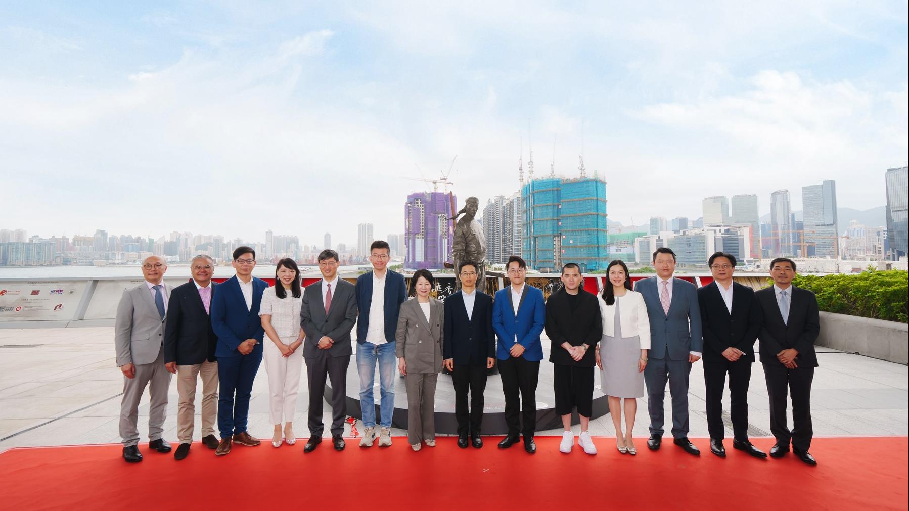 啟德郵輪碼頭金庸人物陳近南雕塑展開放 恒地：海灣半島冀成本港新地標