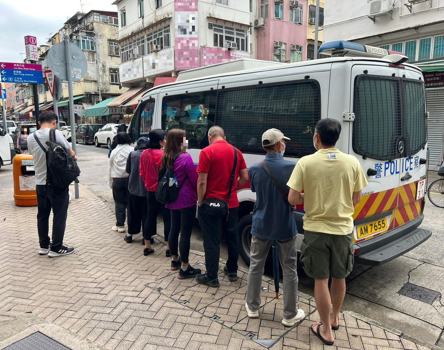 大埔警區特別職務隊人員經深入調查後，今午(1日)突擊搜查上水巡撫街一樓上單位，成功搗破一個非法麻雀賭檔。(警方提供)