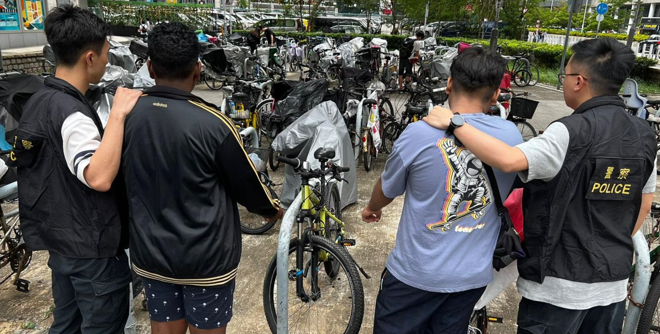 該兩名男童懷疑在上址嘗試破壞單車鎖以偷走單車，人員遂以涉嫌「企圖盜竊」拘捕該兩名年齡分別為16和17歲非華裔男童。(警方提供)