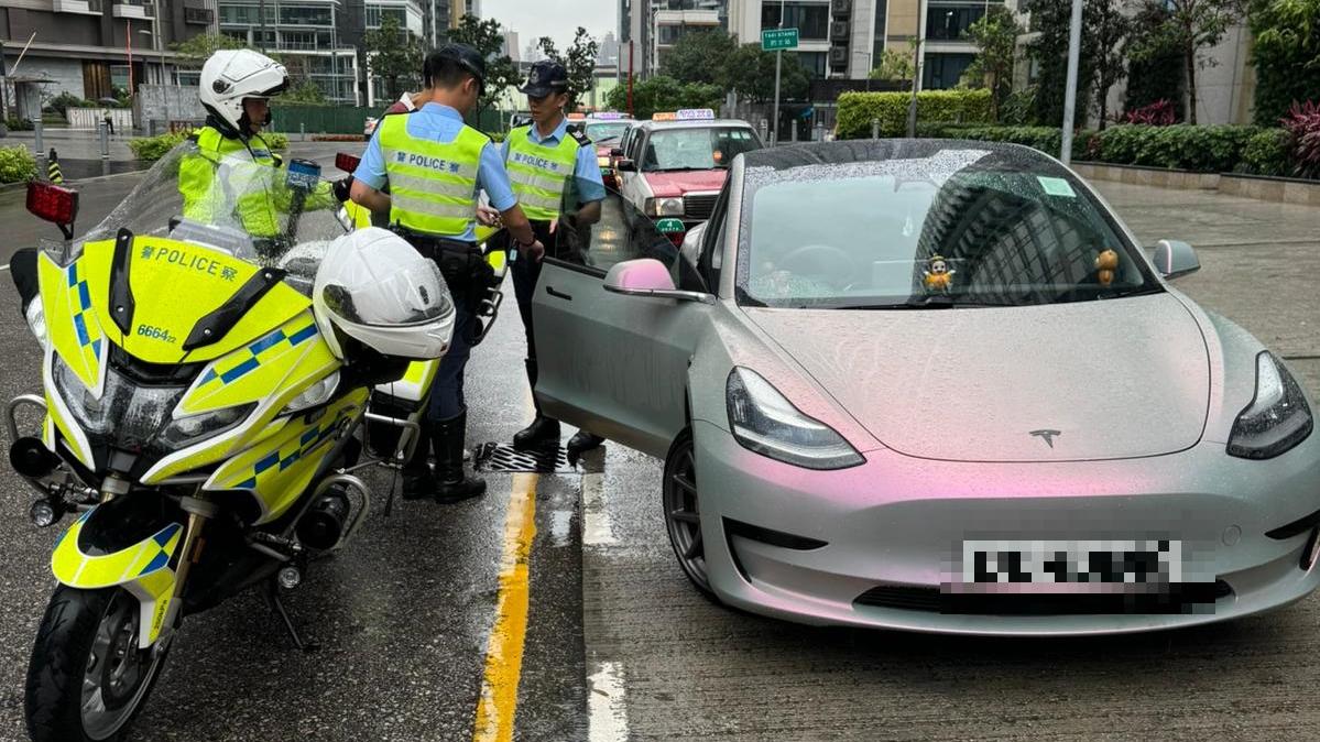 警方打擊黑的及白牌車。