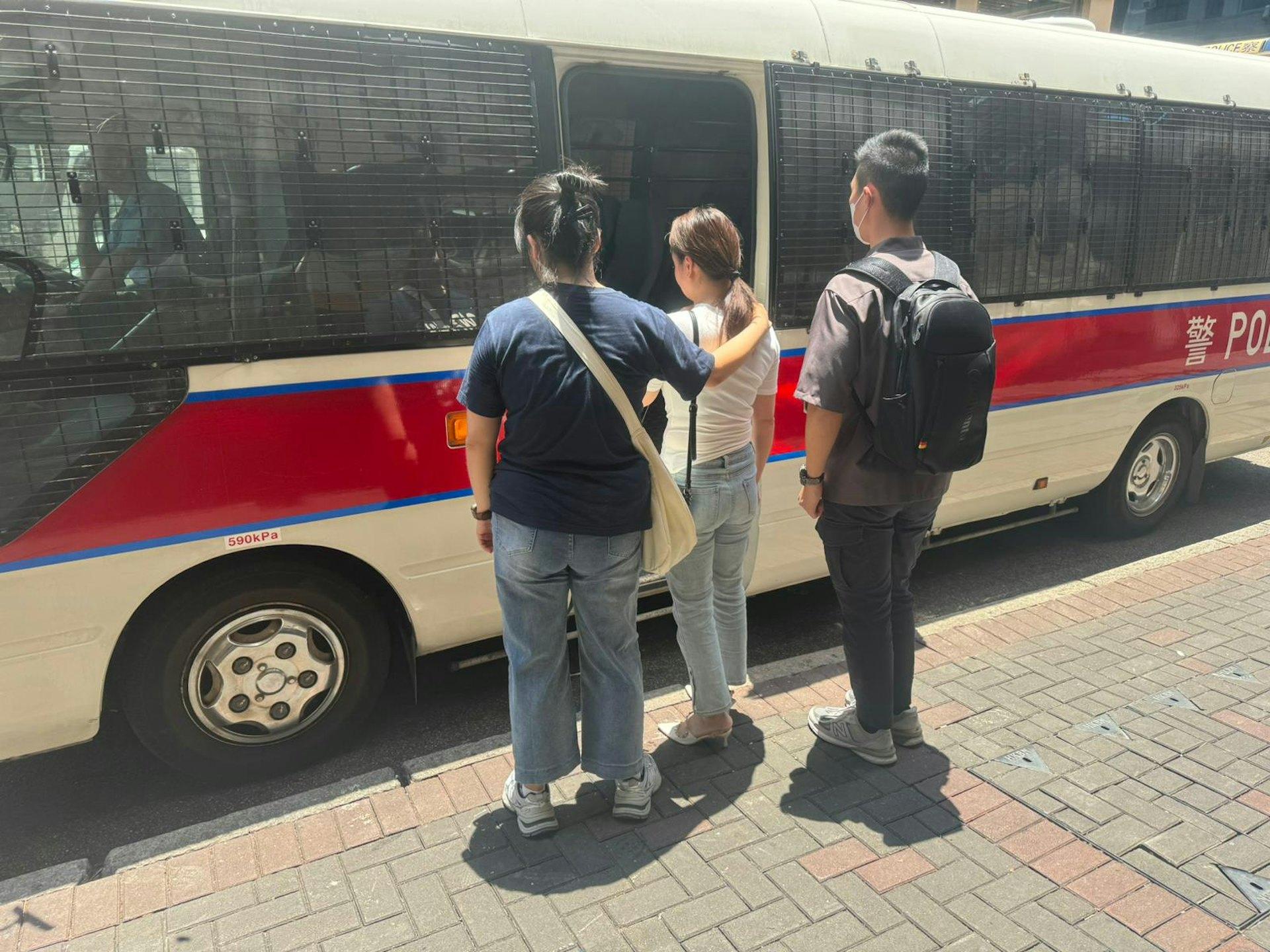 警方油麻地軍裝巡邏小隊人員今日（15日）於區內展開掃黃行動，以打擊街頭賣淫活動。(警方提供)