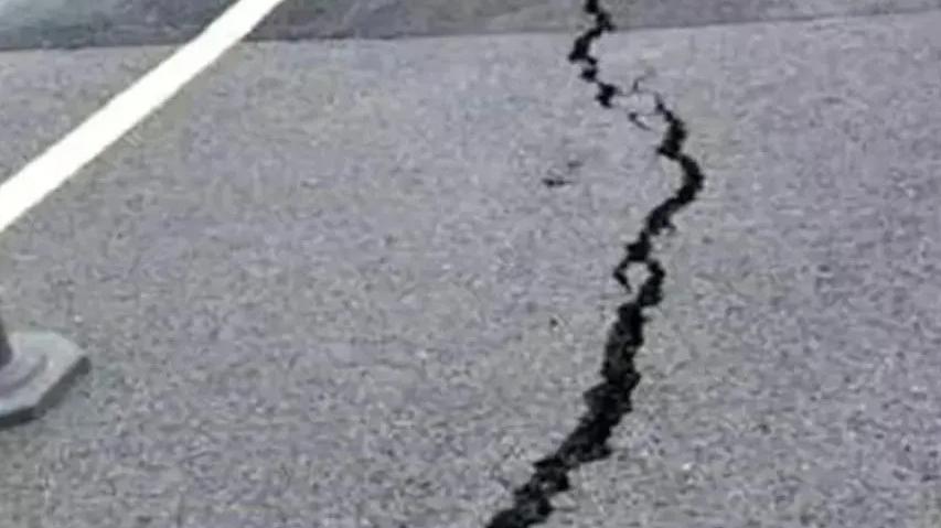 高速公路驚現「數公尺長裂縫」 交通部門：因為下雨下得蠻狠