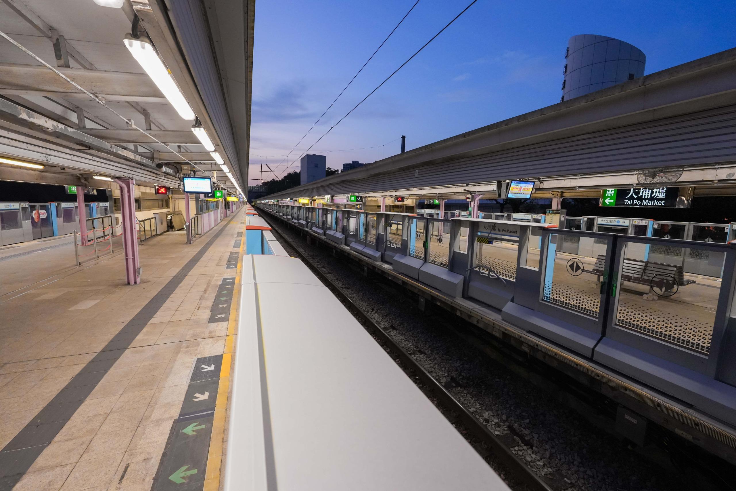 港鐵大埔墟站自動月台閘門全部投入運作   太和站展開安裝工程