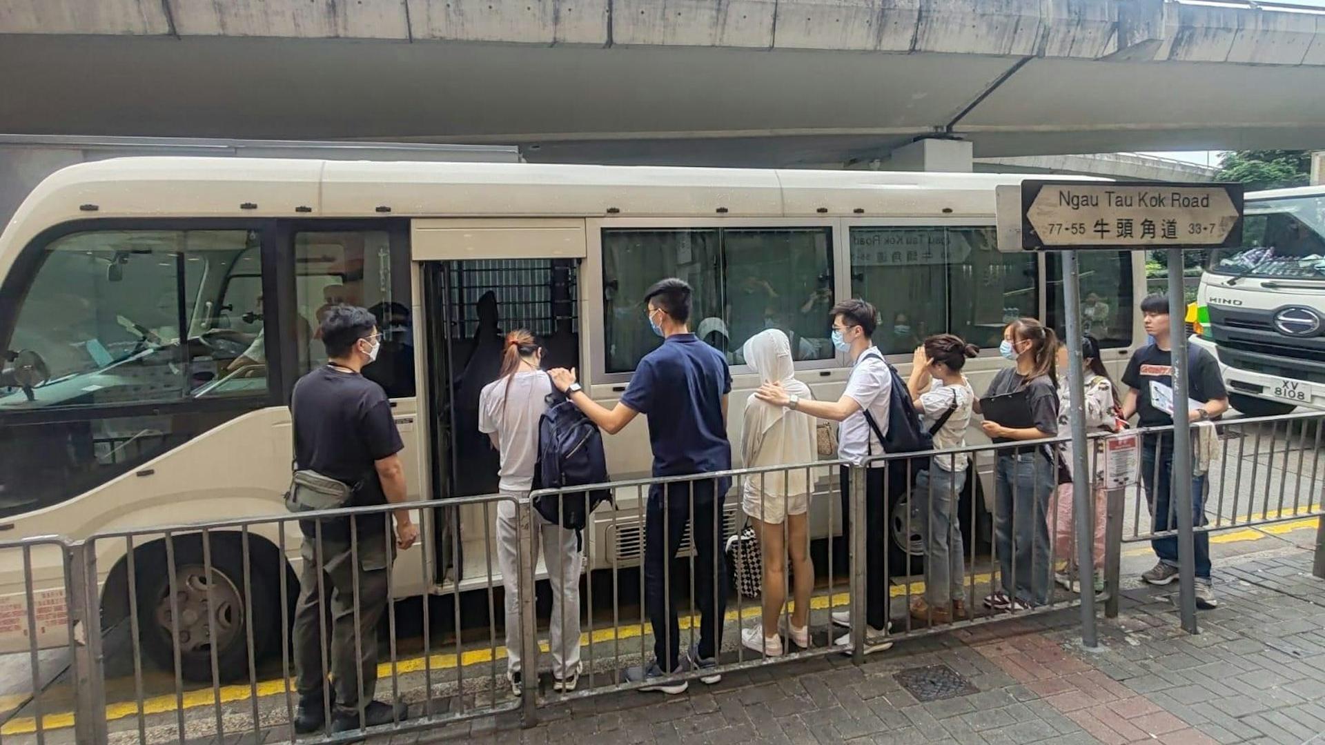 秀茂坪警區特別職務隊及雜項調查隊聯同相關部門，今日(30日)在區內展開代號「映月（MOONIMAGE）」 及「夜旗（NIGHTFLAG）」行動，打擊非法賣淫。