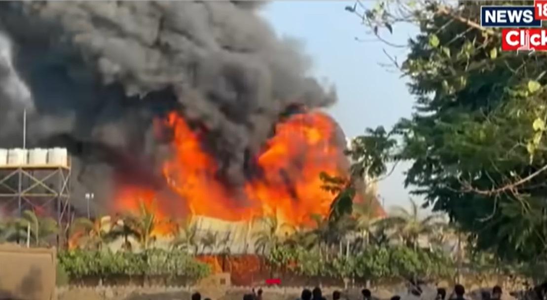 由鐵皮搭建而成的兒童遊樂場大火，火勢猛烈，冒出大量濃煙。(互聯網)