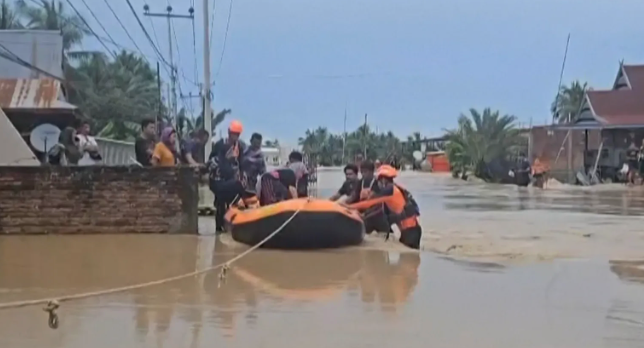 印尼蘇拉威西島暴雨成災　洪水及泥石流奪14命　毁逾1800間房屋