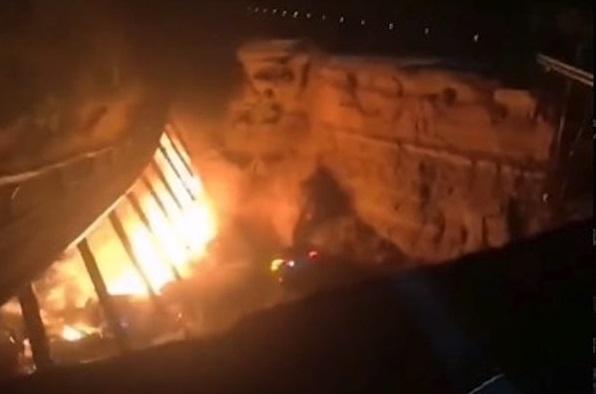 有汽車爆炸起火，火勢猛烈。(互聯網)