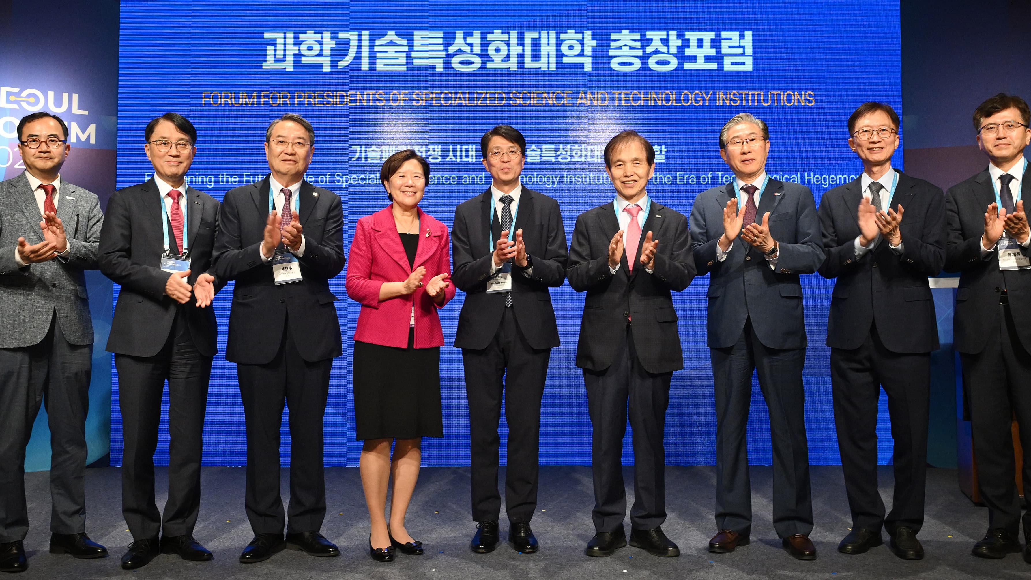 科大校長葉玉如(左四)及協理副校長(知識轉移)金信哲博士(左一)與首爾論壇主辦方首爾經濟日報行政總裁孫東英(中)，以及多位參與論壇的韓國大學教職員會面。(首爾經濟日報圖片)