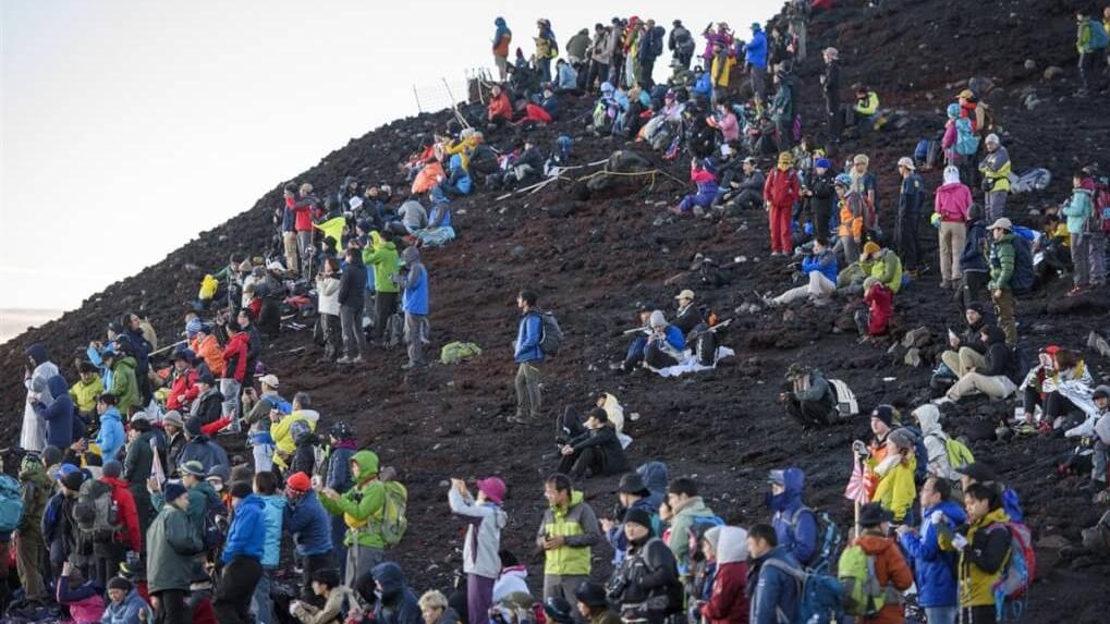 富士山登山爆人滿之患。(互聯網)