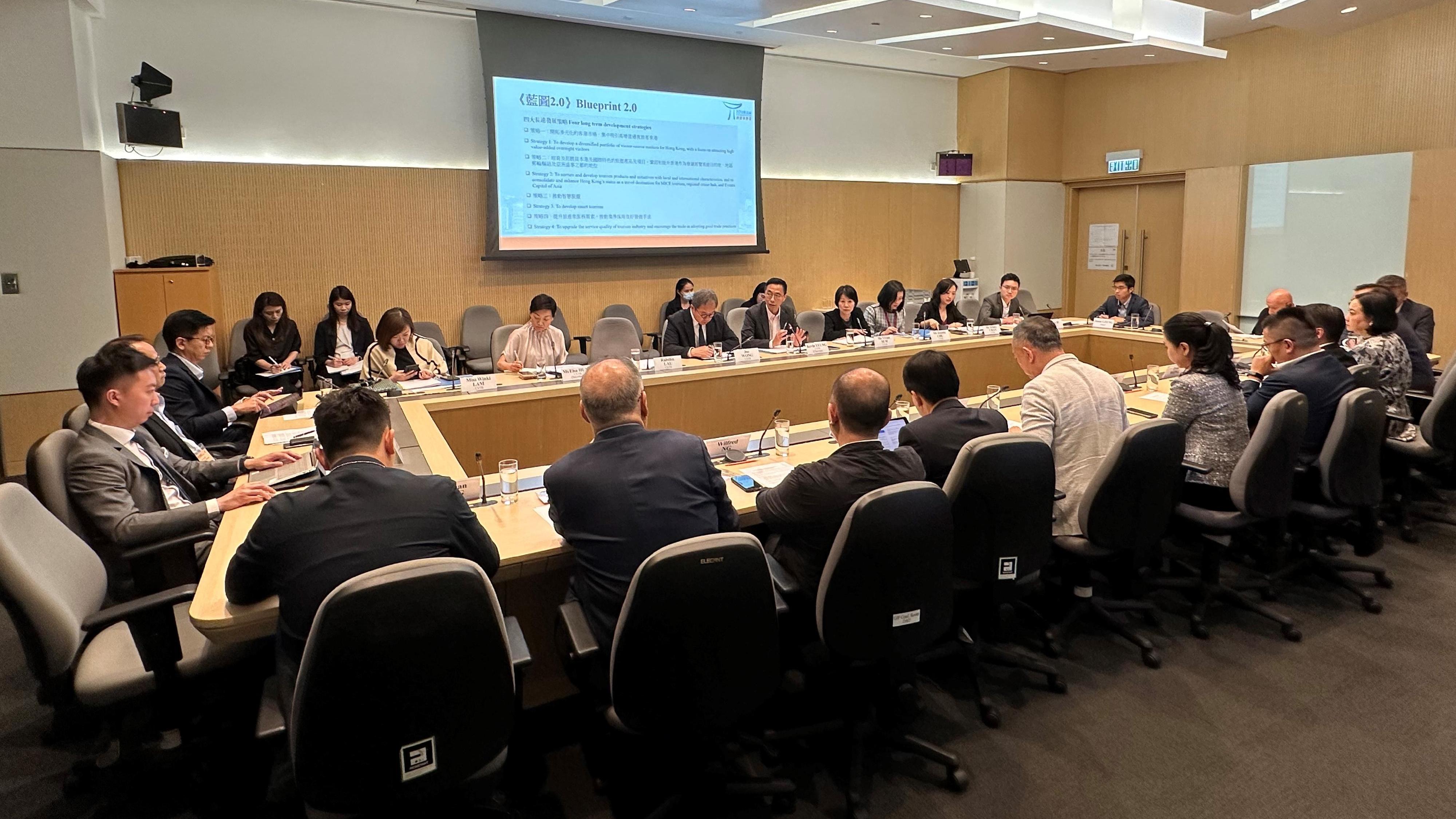 楊潤雄就《藍圖2.0》徵詢意見。