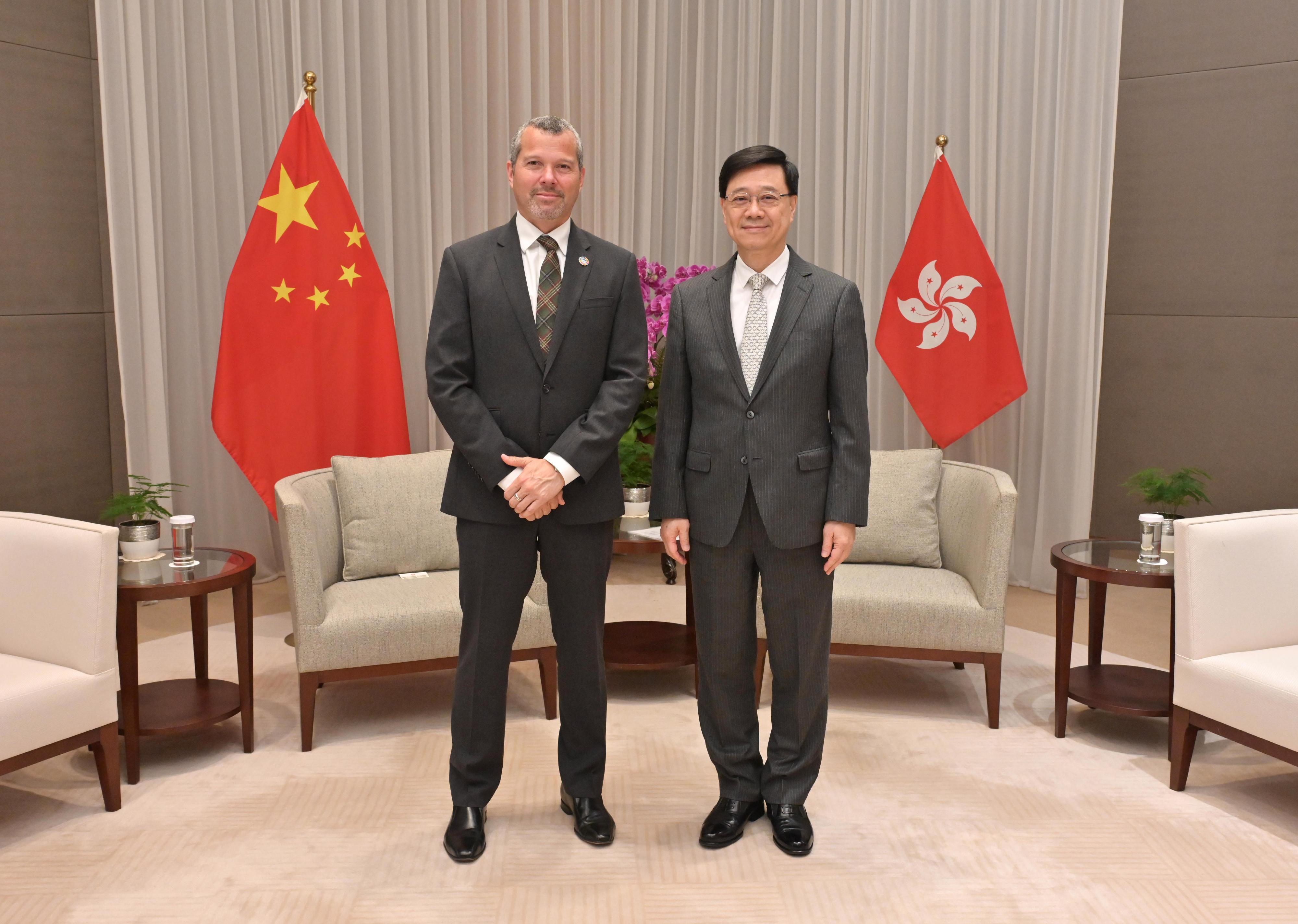 李家超(右)與國際海事組織秘書長Arsenio Antonio Domínguez Velasco會面。(政府新聞網圖片)