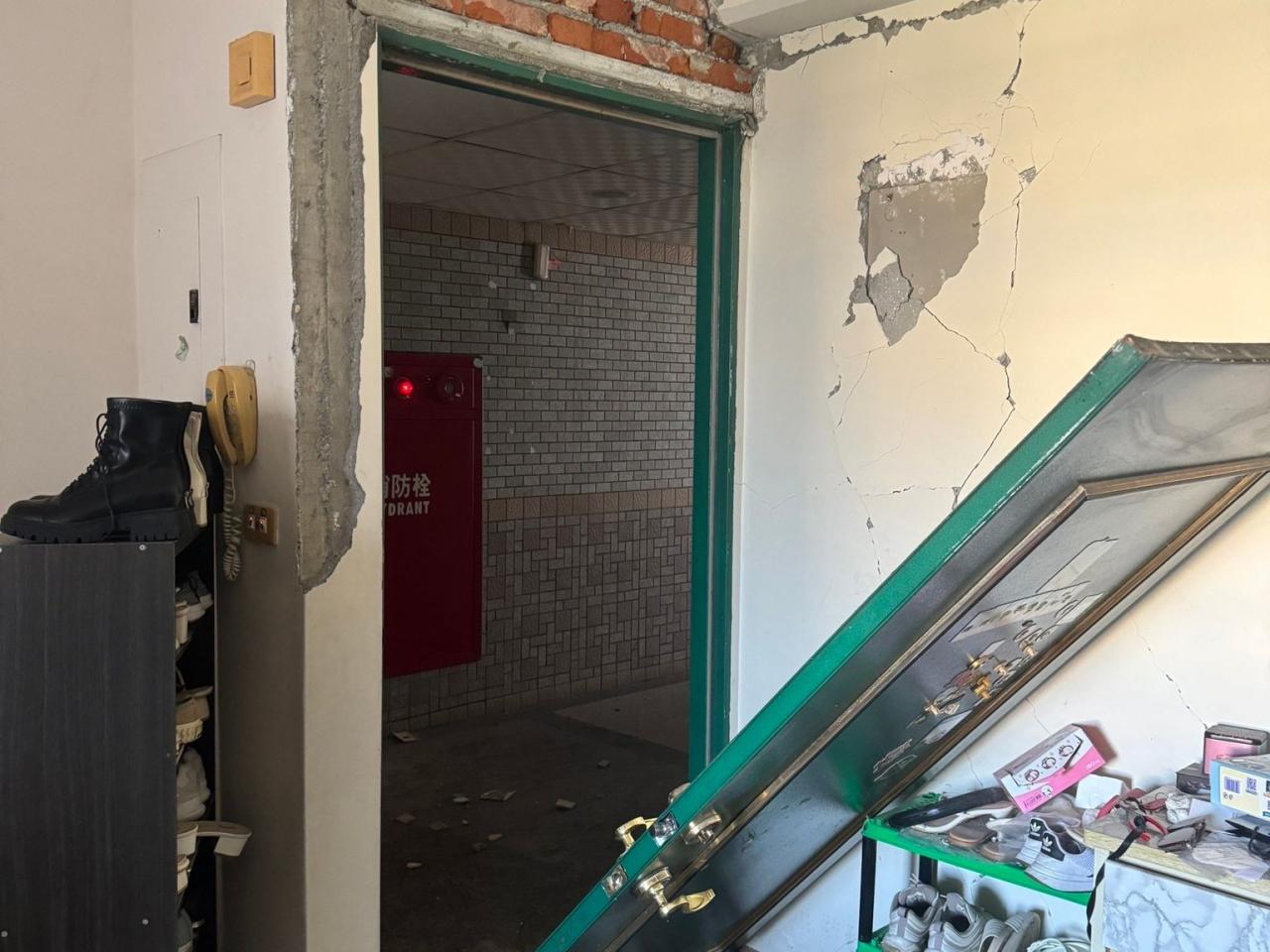 包括「山海觀大樓」在內的逾50幢樓宇被列入「紅單」，即主結構受損或地基不穩等，需清拆或加固結構。（港台圖片/受訪者提供）