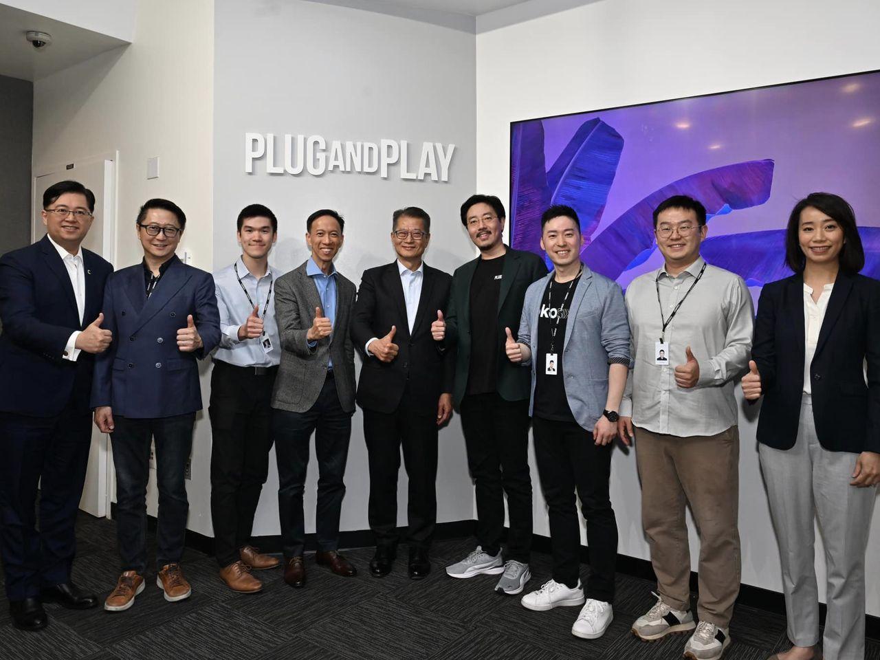 陳茂波（中）說，香港是聯通大灣區及三藩市兩個市場的理想橋樑及平台。（陳茂波社交網頁圖片）