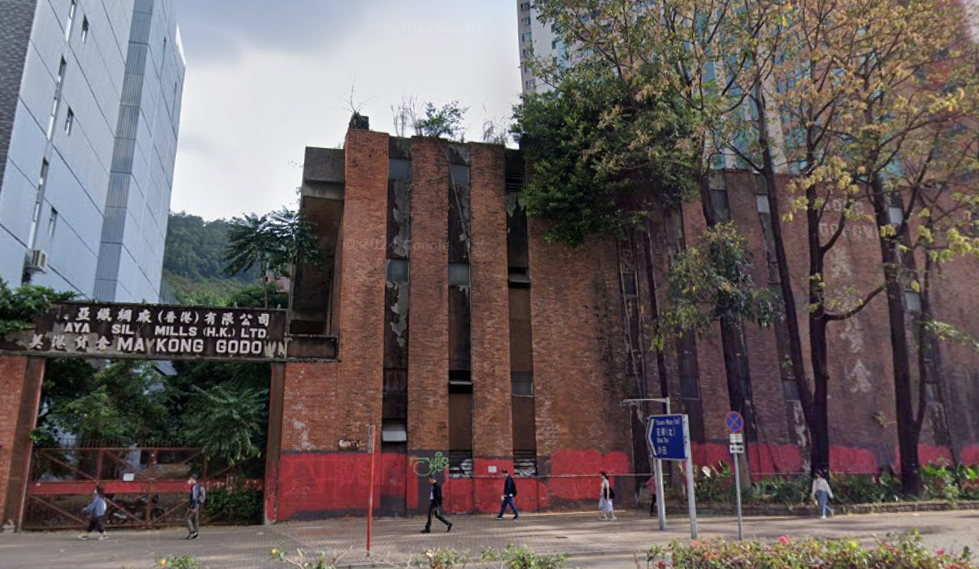 荃灣「紅磚屋」美港貨倉荒廢逾40年後，市場消息指，物業將以招標形式出售，截標日期為7月8日。據悉，項目市值約逾20億元。