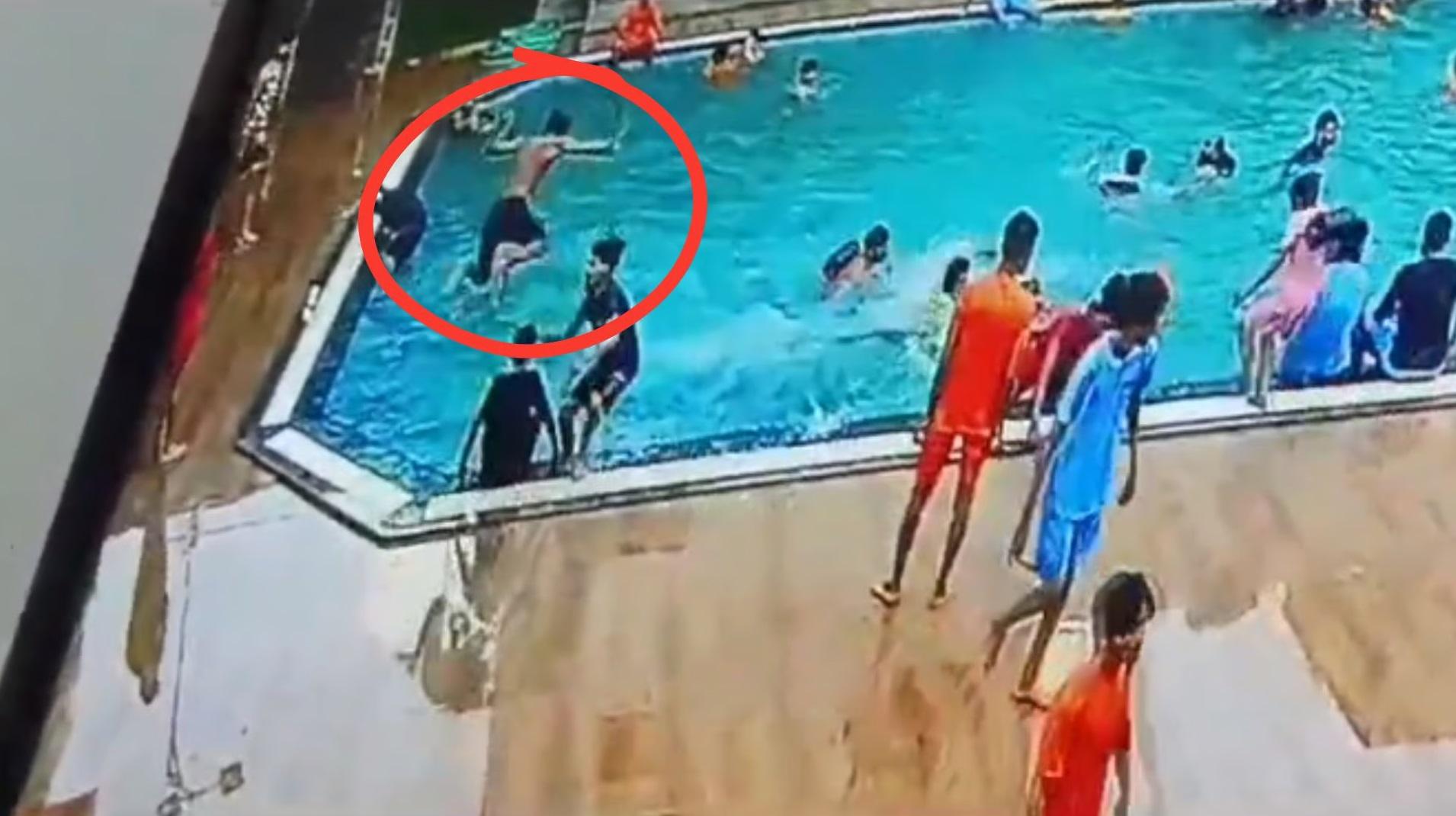 男子凌空飛起跳落泳池(紅圈示)，膝蓋意外撞到爬上水的蒂瓦里。(互聯網)