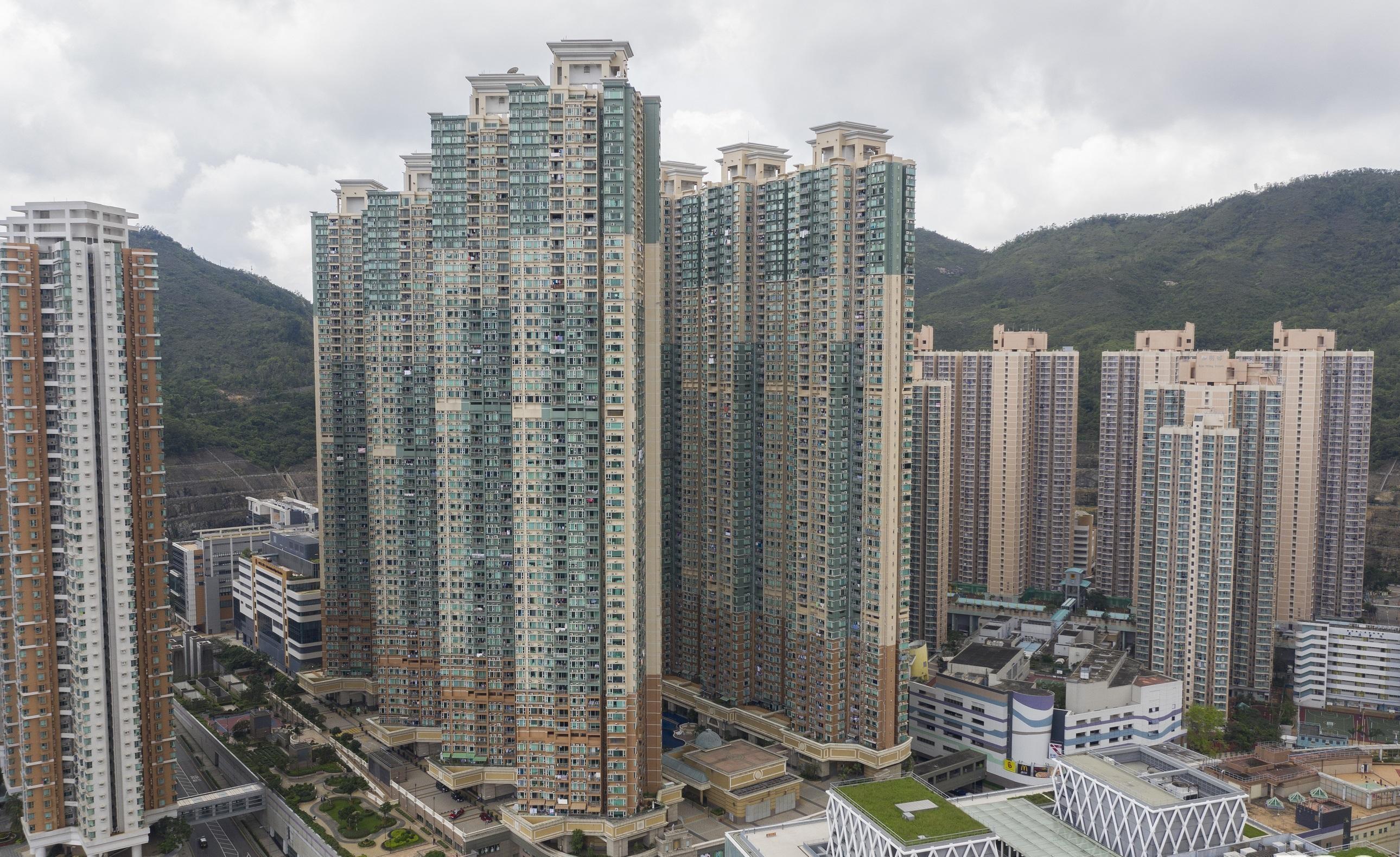 將軍澳都會駅最新錄事故單位買賣成交，一伙套三房連平台戶，以低市價約三成易手。