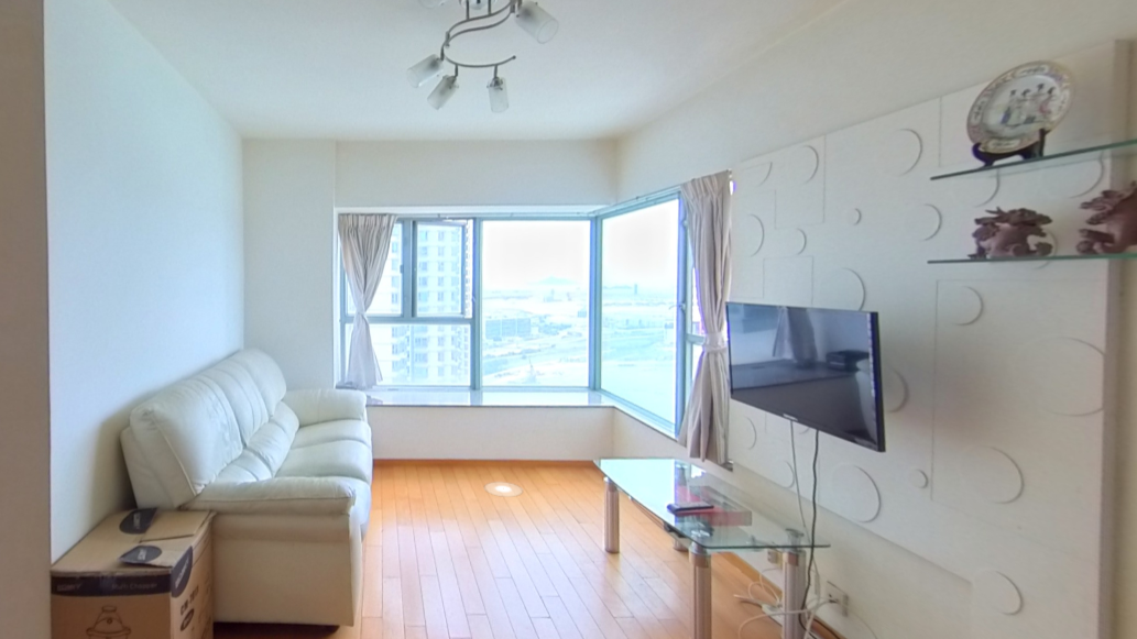 東涌海堤灣畔賣點之一是部分單位享有機場海景，最新成交的兩房高層戶，廳和睡房均望海景。(代理提供)