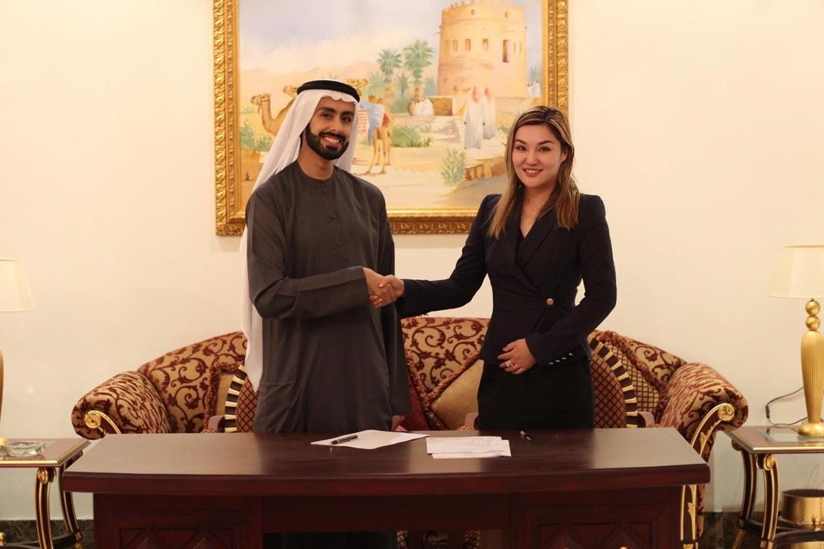 杜拜王子阿里與麥懿睿(右)早前在杜拜簽署註冊家族辦公室文件。(家族辦公室提供)