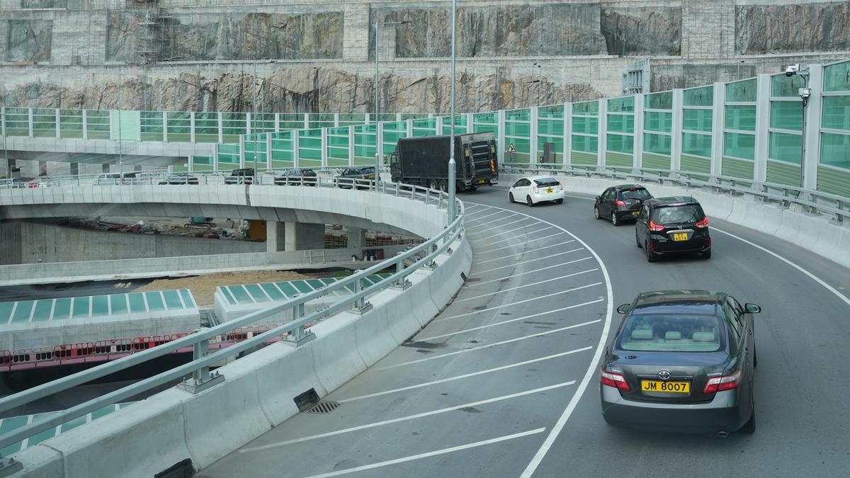 本港近年不少新建公路都裝有隔音屏障。(資料圖片／陳奕釗攝)