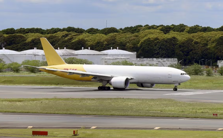 貨機盤旋放油後，成功緊急降落跑道，無人受傷。消防車在跑道旁戒備，現時貨機在停機坪上接受檢查。