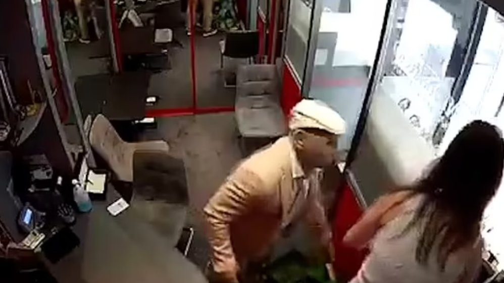 槍手扮阿伯 7分半鐘慢劫2500萬名錶 網民睇片︰疑點重重喎(有片)