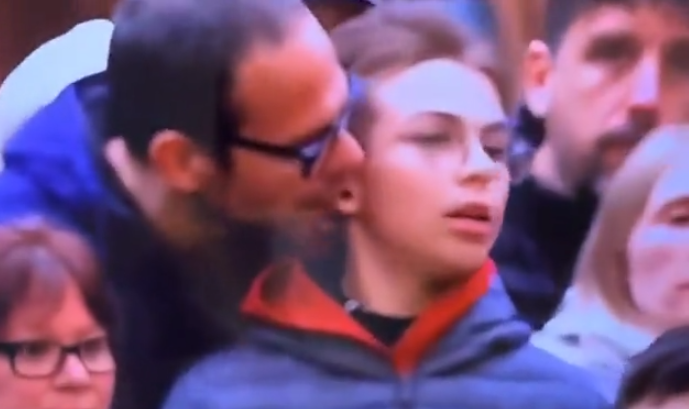 男子面貼面吻男童兼咬耳仔 電視直播全拍下 警調查指無犯罪掀爭論(有片)｜網上熱話