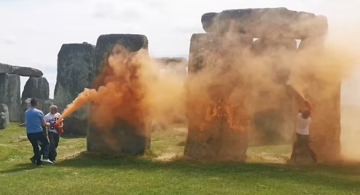 巨石陣變塗鴉牆！環保分子狂射橙色噴劑 引發眾怒(有片)