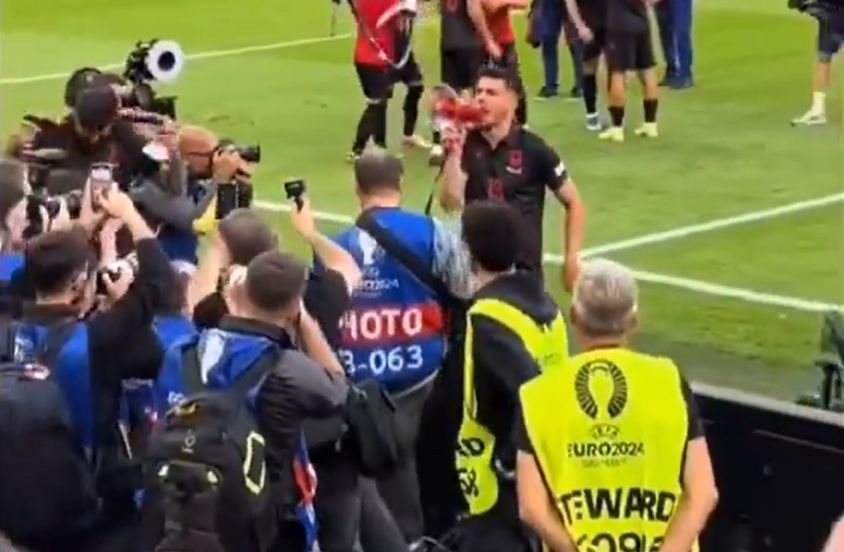 阿爾巴尼亞的達古在賽後與球迷叫口號，被歐洲足協重罰。(影片截圖)