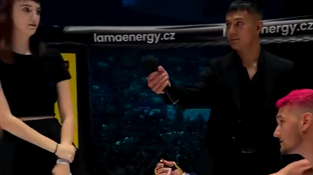 捷克MMA選手當眾求婚被拒絕。(影片截圖)