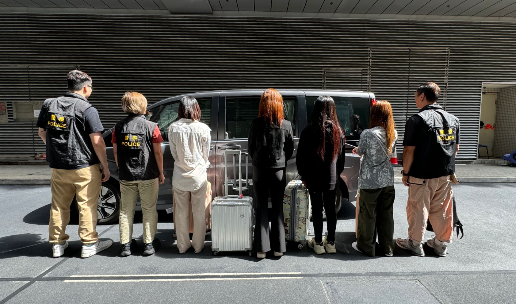 灣仔掃黃搜駱克道多個樓上單位  拘4外籍女檢安全套潤滑劑 (警方圖片)