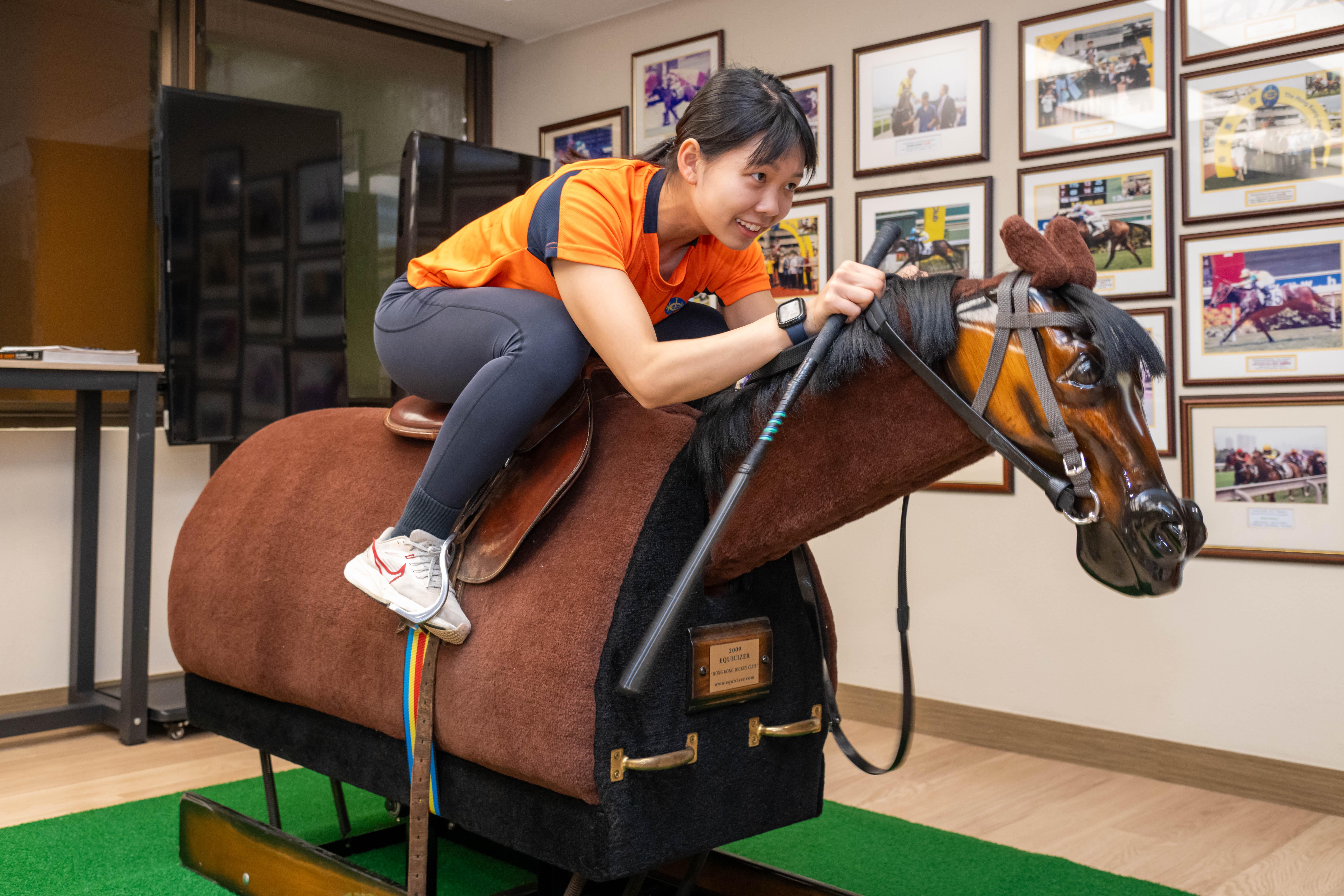 賽事見習學員修讀的課程內容廣泛，當中包括騎術等範疇。