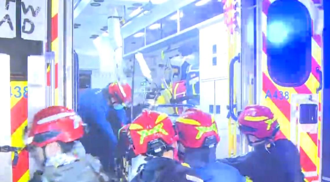 七旬翁大嶼山玩滑翔傘失蹤近7小時尋回，昏迷送院後證實不治。(電視截圖)