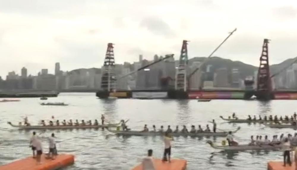 國際龍舟邀請賽尖東海濱舉行，吸引大批市民遊客岸邊觀賞。(電視截圖)