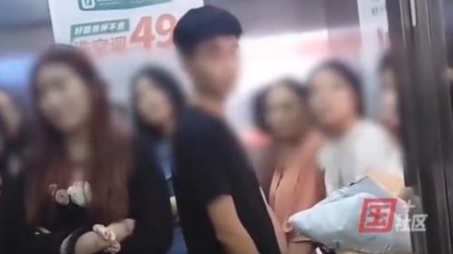 電梯超載7女1男僵持10分鐘拒讓步，網民：誰先出去就輸？(微博)