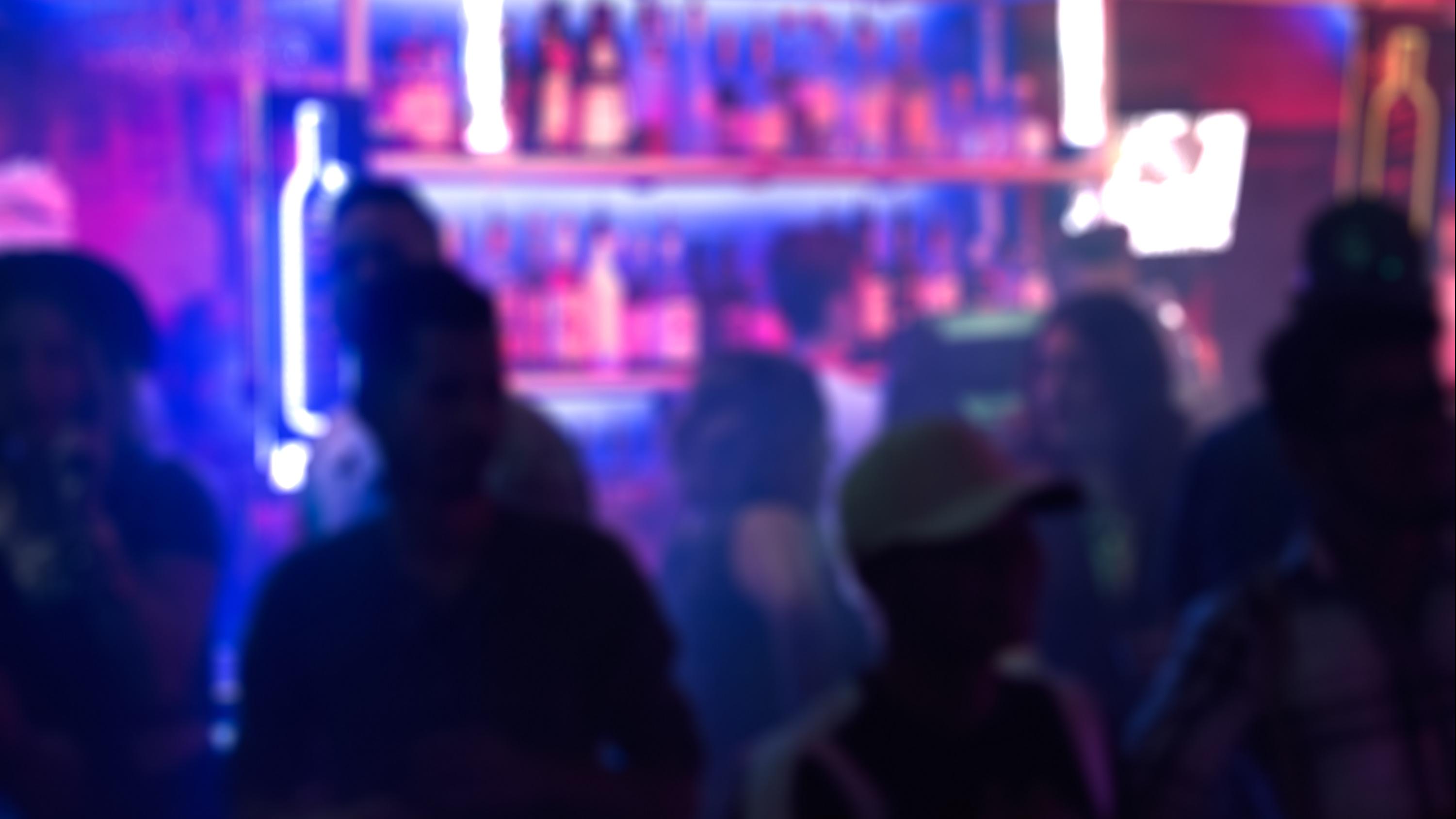 私人會所成為狗仔隊滲透的地點。