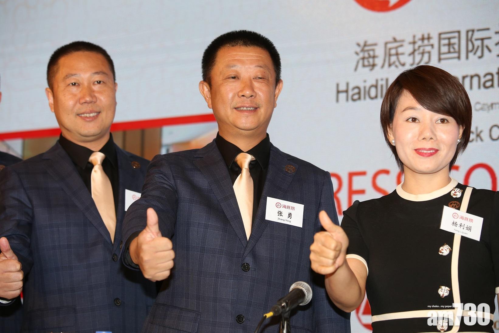 圖右為楊利娟。海底撈CEO楊利娟辭任，曾帶領公司扭虧為盈被稱「最牛服務員」。(資料圖片)