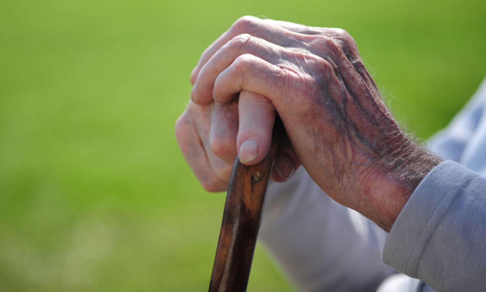 老年人手