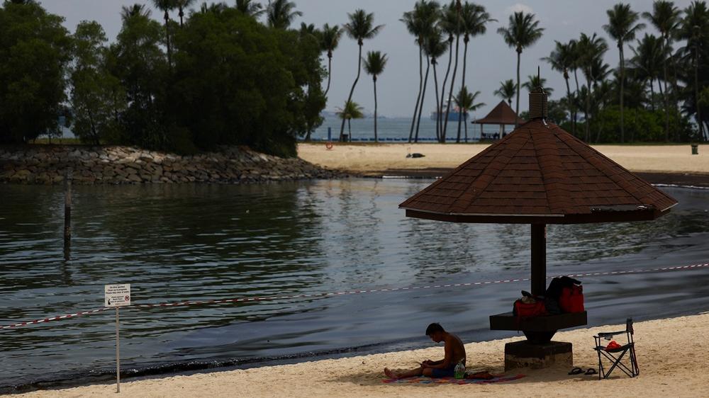 新加坡聖淘沙的丹戎海灘因為油污而禁止游水。(路透社)