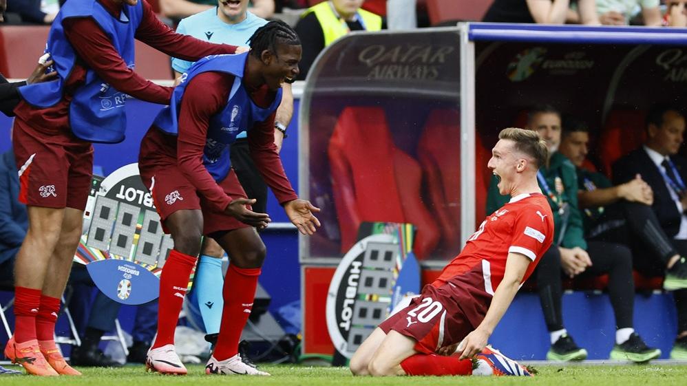 阿爾比舒夏一個助攻一個入波為瑞士半場領先。(路透社)