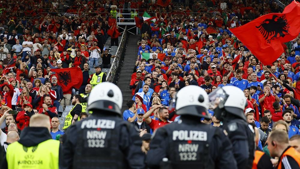 阿爾巴尼亞因為球迷的不當標語，令球隊遭處分。(路透社)