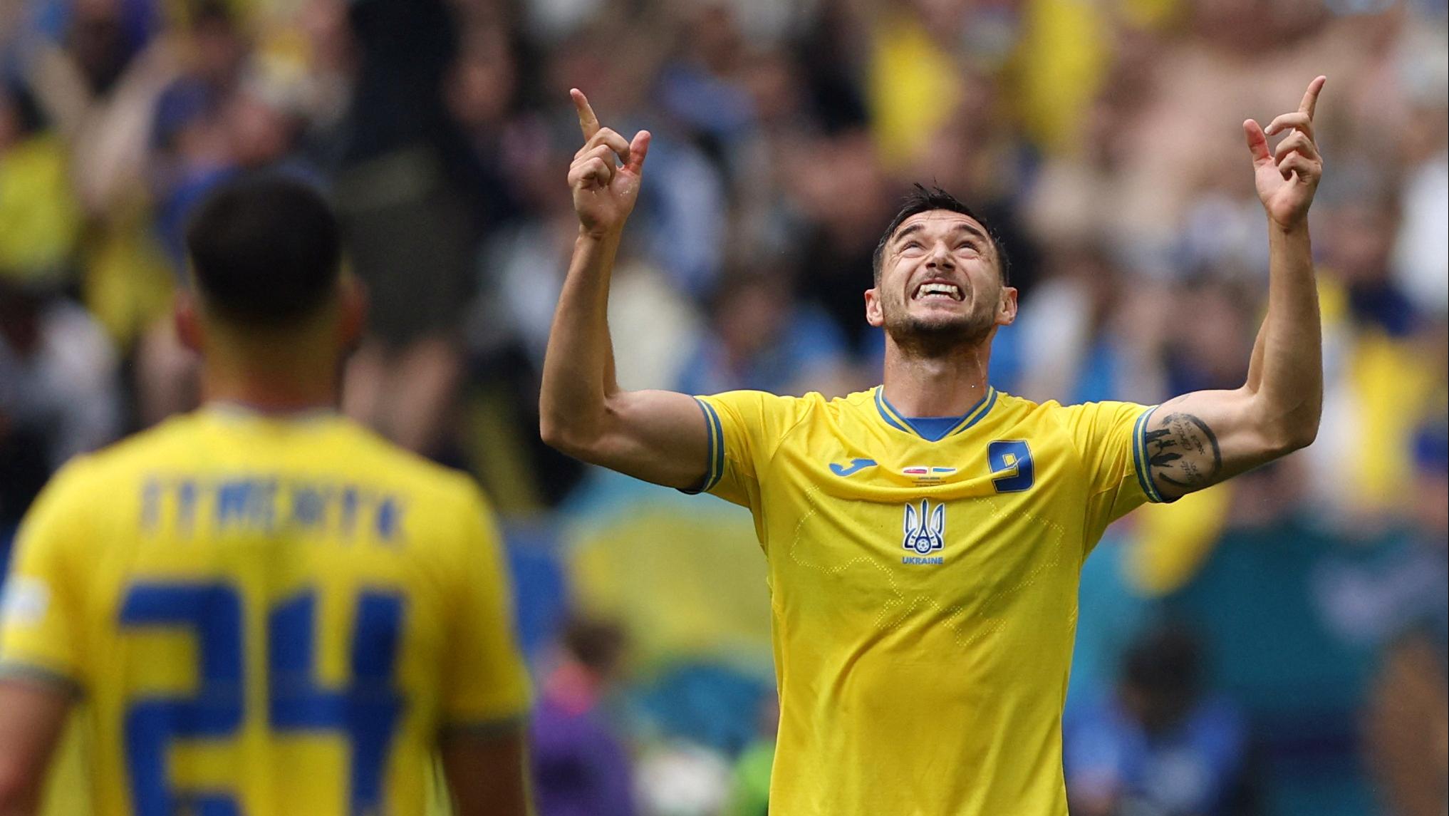 耶莫蘭高入波後指天慶祝。(路透社)