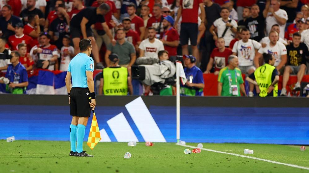 在分組多場比賽都出現有膠杯投擲入場內的事件。(路透社)