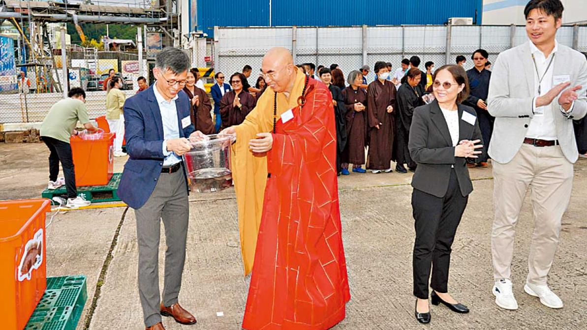 漁護署印洲塘海岸公園辦增殖放流  投放1.8萬條幼魚冀增加海洋資源